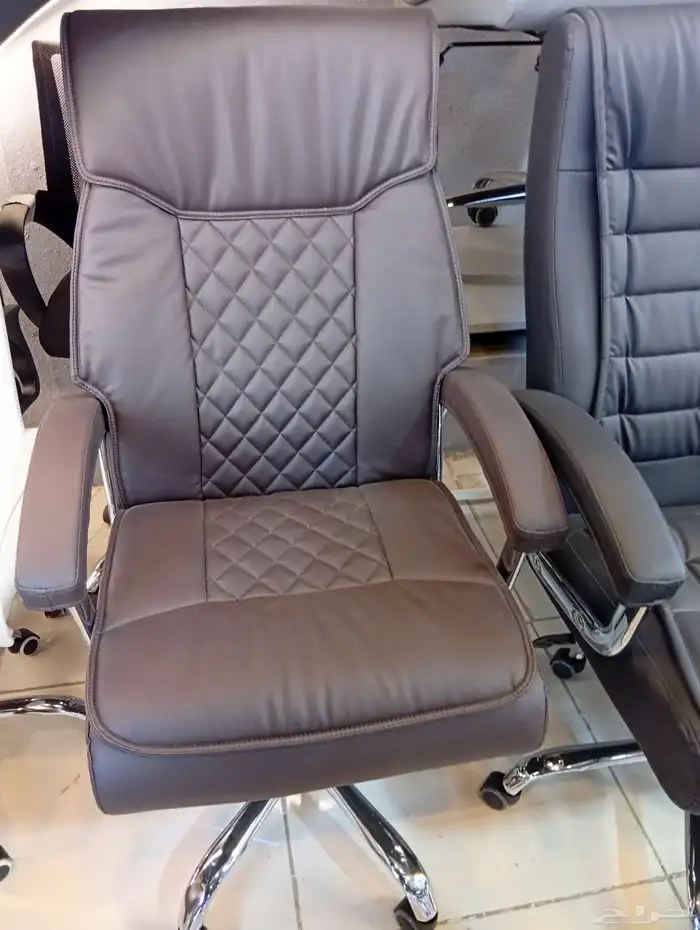 كرسي دوار جلد مكتبي و كرسي انتظار ثلاثي حديد و مكتب 8