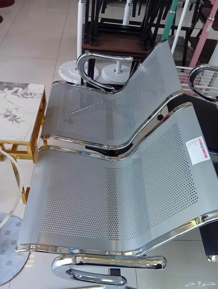 كرسي دوار جلد مكتبي و كرسي انتظار ثلاثي حديد و مكتب 13