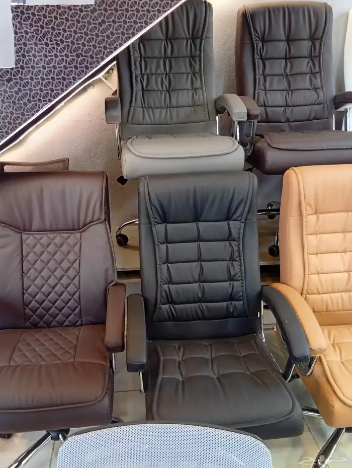 كرسي دوار جلد مكتبي و كرسي انتظار ثلاثي حديد و مكتب 3