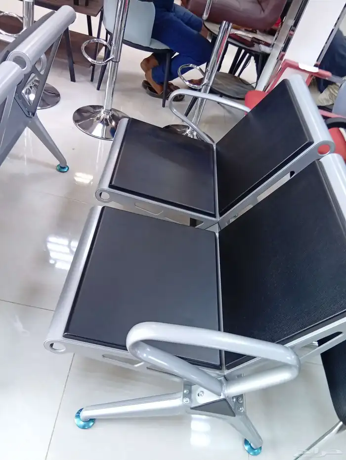 كرسي دوار جلد مكتبي و كرسي انتظار ثلاثي حديد و مكتب 15