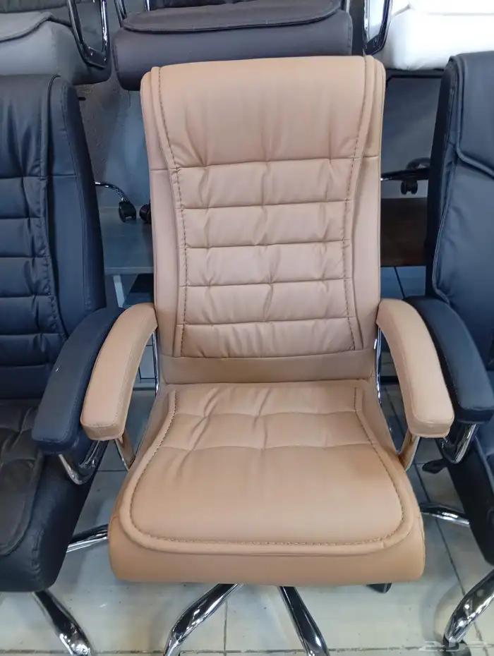 كرسي دوار جلد مكتبي و كرسي انتظار ثلاثي حديد و مكتب 6