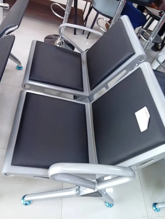 كرسي دوار جلد مكتبي و كرسي انتظار ثلاثي حديد و مكتب 14