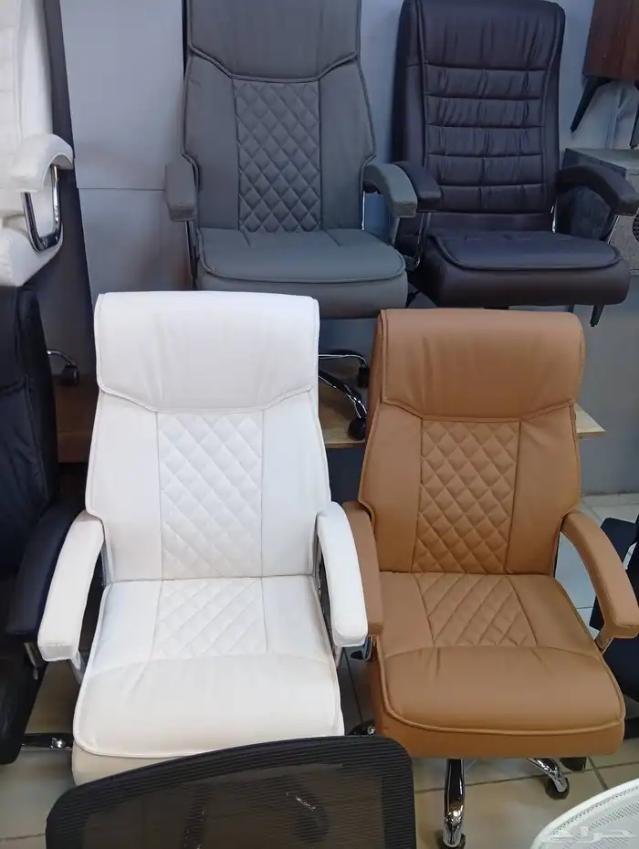 كرسي دوار جلد مكتبي و كرسي انتظار ثلاثي حديد و مكتب 1