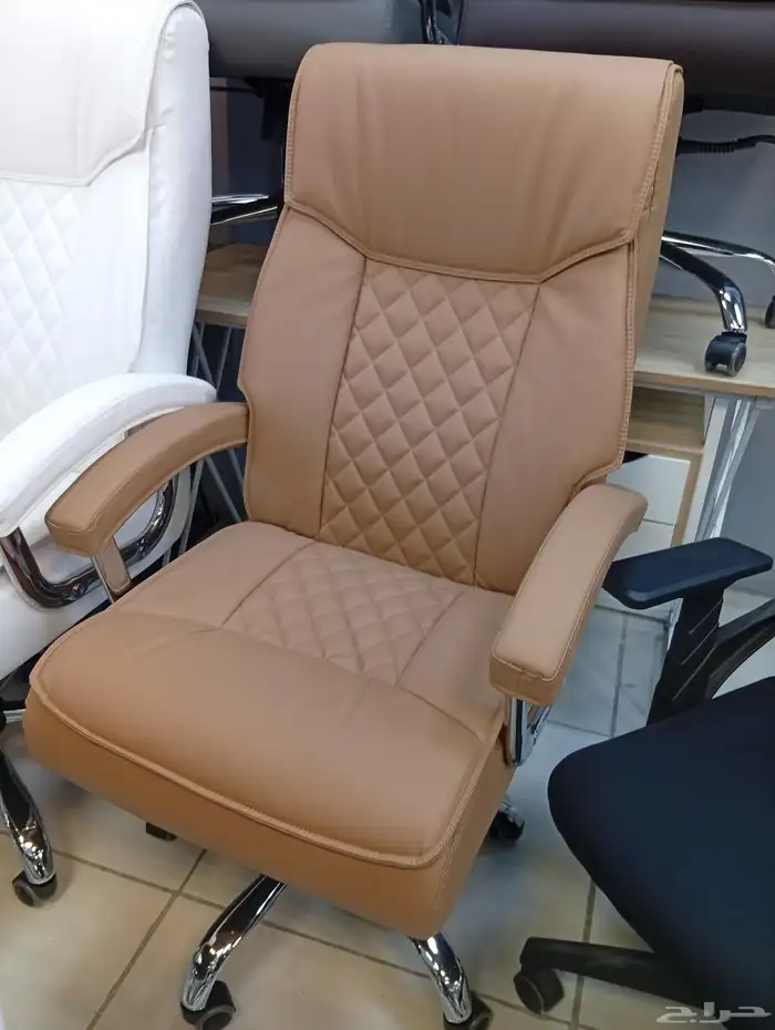 كرسي دوار جلد مكتبي و كرسي انتظار ثلاثي حديد و مكتب 4