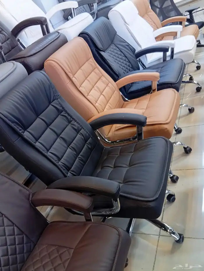 كرسي دوار جلد مكتبي و كرسي انتظار ثلاثي حديد و مكتب 9