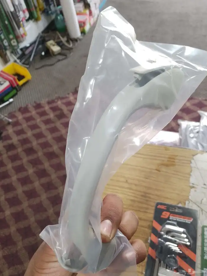 تنجيد وزينه وكهرباء وقطع غيار سيارات. 2