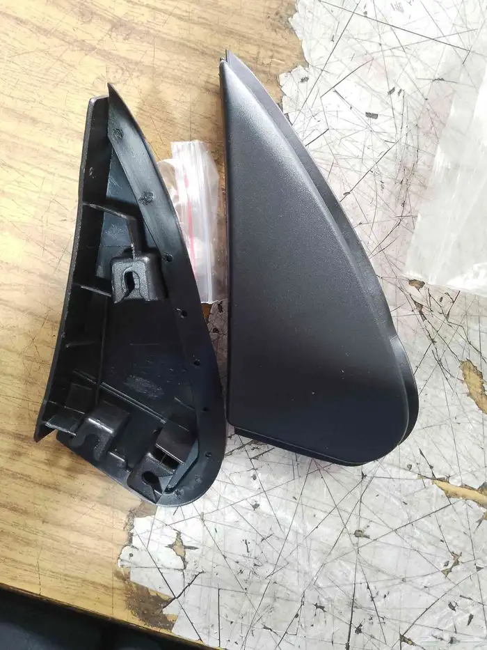 تنجيد وزينه وكهرباء وقطع غيار سيارات. 4