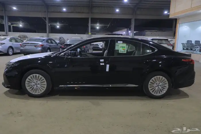 كامري LE فتحة بنزين 2025 جديد اسود 4