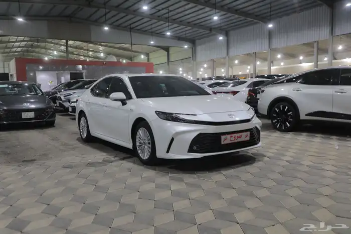 تويوتا كامري E بلس هايبرد فتحة سقف 2025 شبه الجديد 0