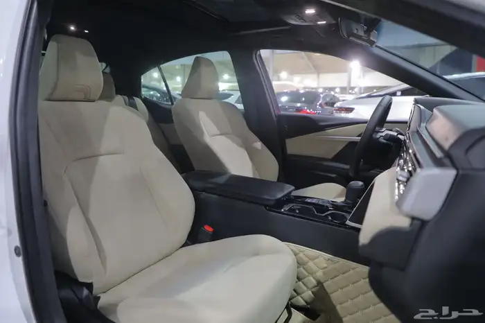 تويوتا كامري E بلس هايبرد فتحة سقف 2025 شبه الجديد 11