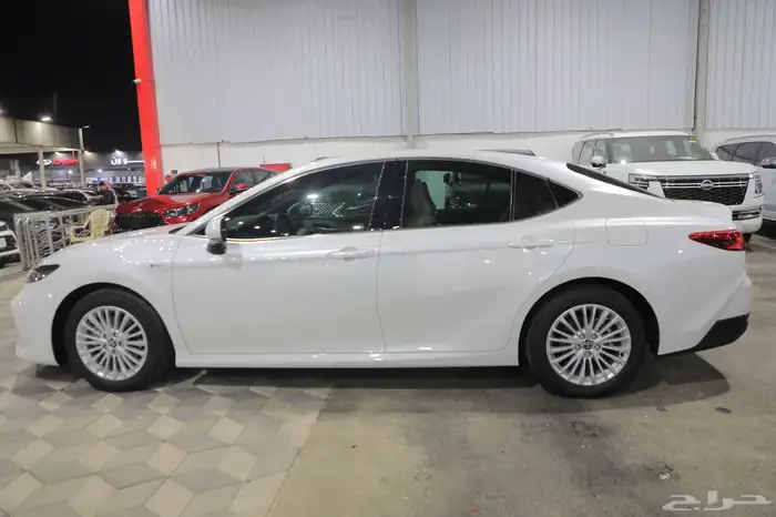 تويوتا كامري E بلس هايبرد فتحة سقف 2025 شبه الجديد 5