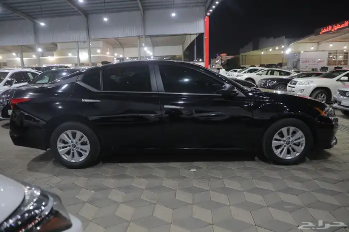 نيسان التيما استاندر اسود 2025 شبه الجديد 5