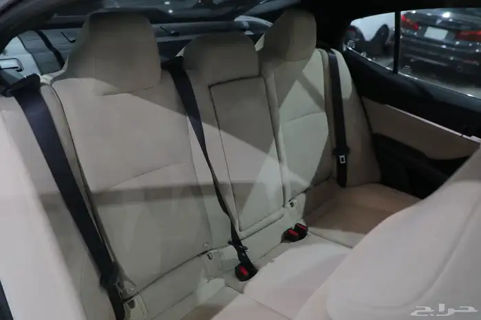 تويوتا كامري E بلس هايبرد فتحة سقف 2025 شبه الجديد 12