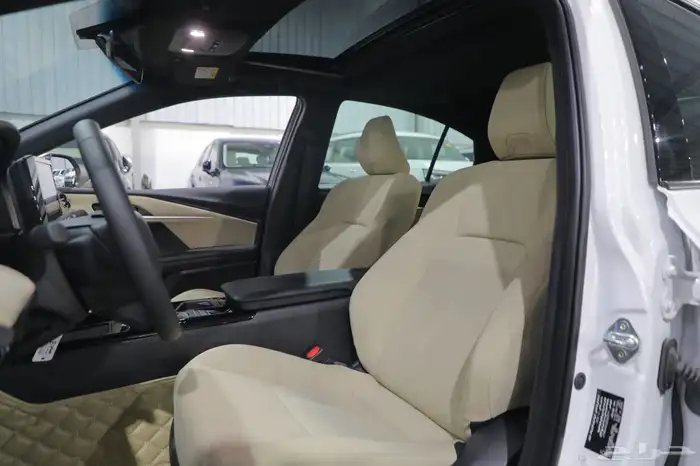 تويوتا كامري E بلس هايبرد فتحة سقف 2025 شبه الجديد 10