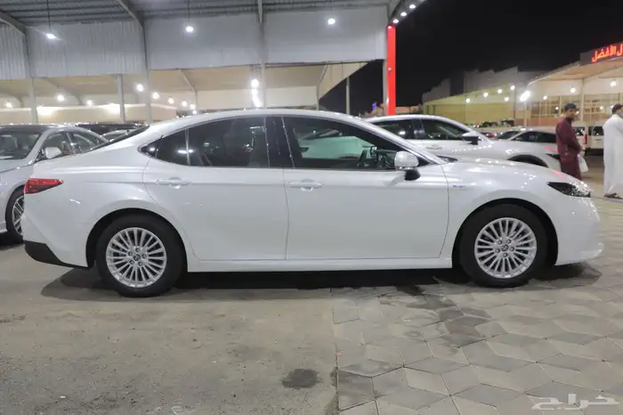 تويوتا كامري E بلس هايبرد فتحة سقف 2025 شبه الجديد 7
