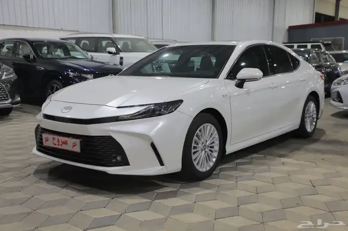 تويوتا كامري E بلس هايبرد فتحة سقف 2025 شبه الجديد 2