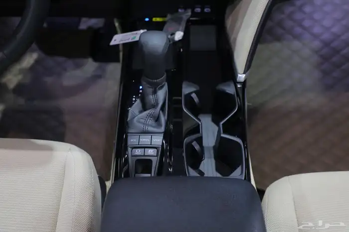 تويوتا كامري E بلس هايبرد فتحة سقف 2025 شبه الجديد 16