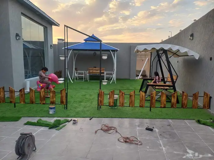 مظلة هرمية متحركة مع كراسي وطاولة 1