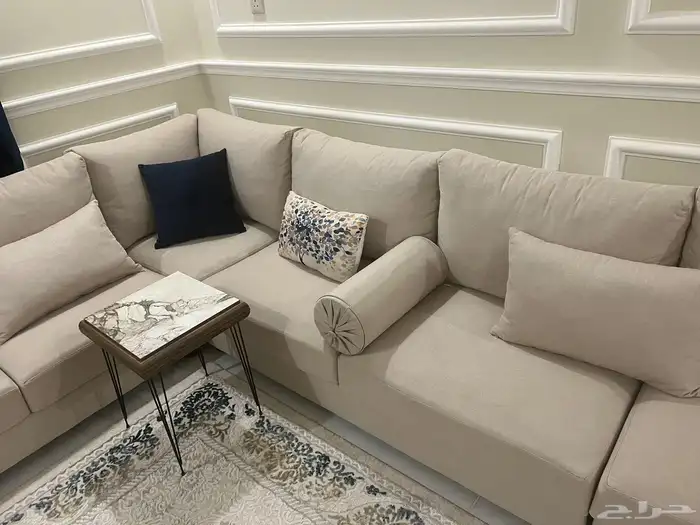 كنب نظيف وطاولة تلفزيون 4