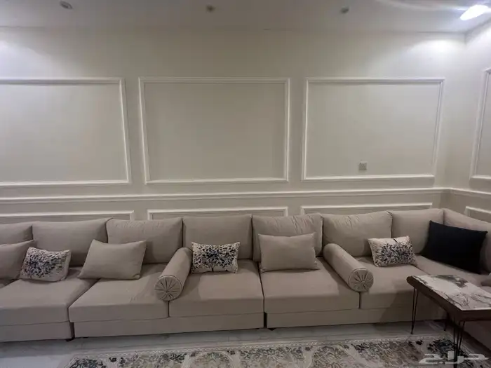 كنب نظيف وطاولة تلفزيون 2