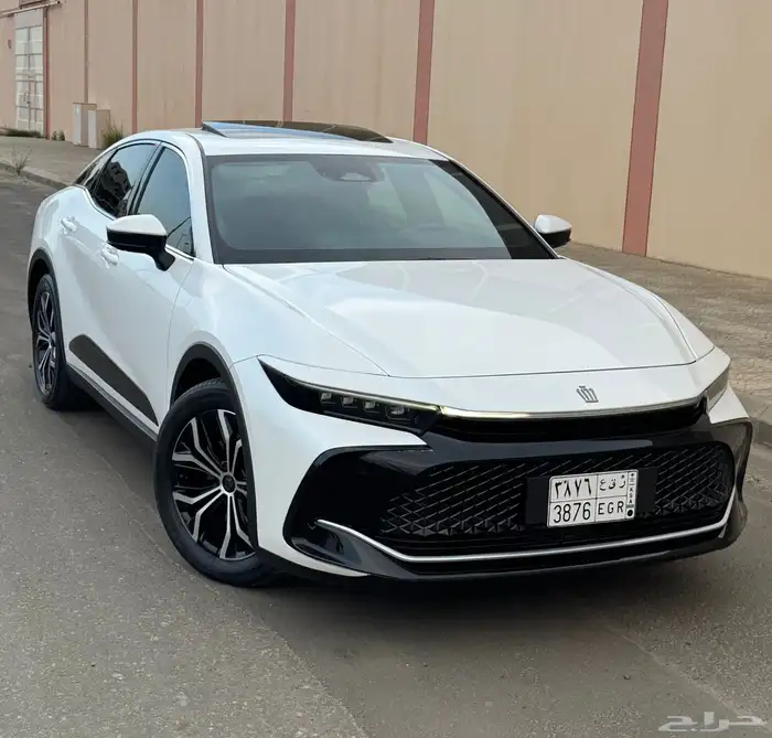 للبيع كراون بريميوم 2023 وكالة ممشى قليل (( شبه اصفار )) 0