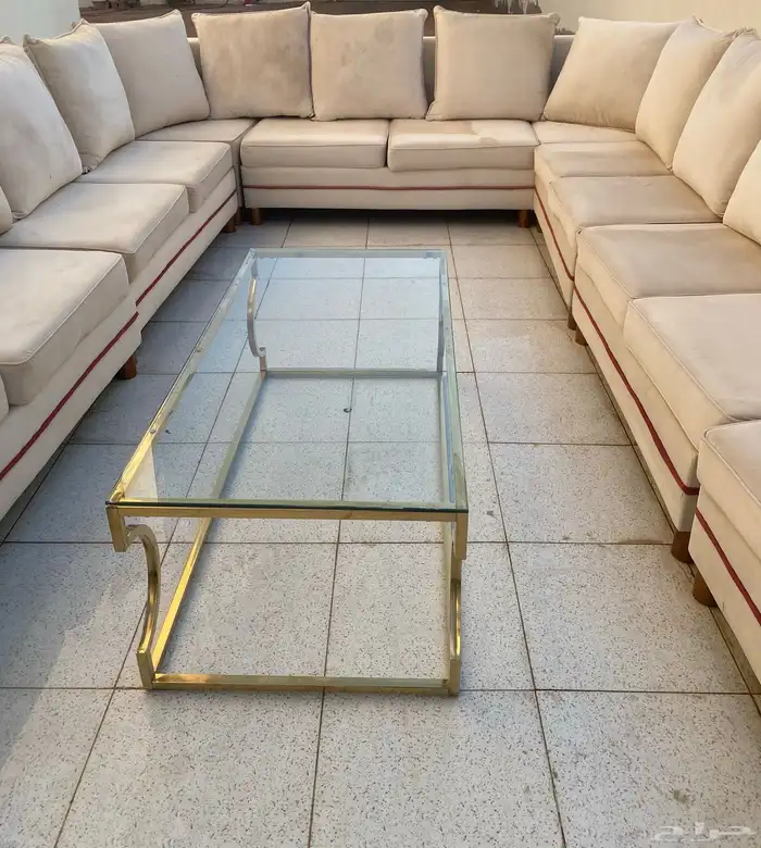 كنب اربعة في ستة كامل وطاولة وخداديات للبيع 2