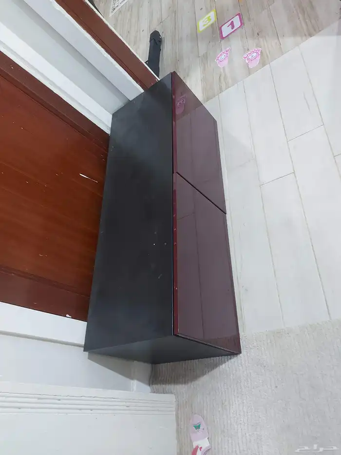 طاولة تلفزيون من ايكيا شبه جديدة 2