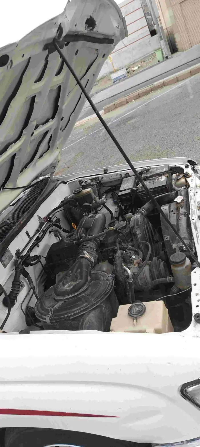 للبيع هايلوكس ديزل موديل 2004 ديزل اساس 8