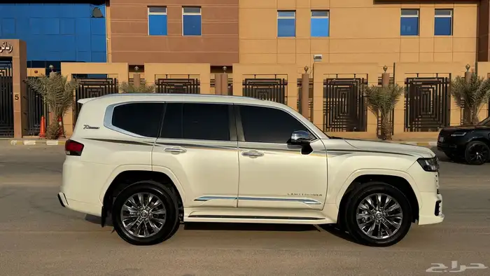 لاندكروزر 2022 نص فل 3