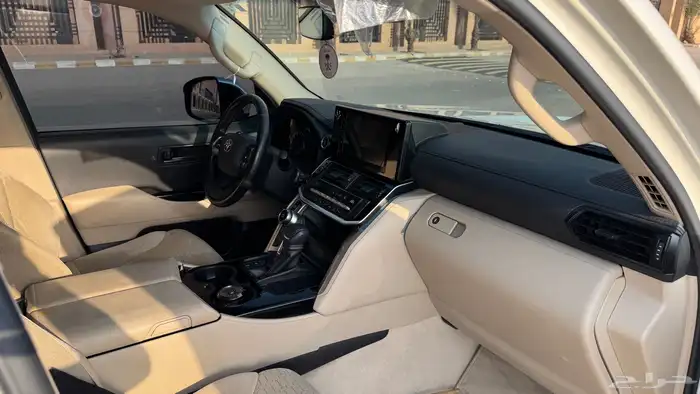 لاندكروزر 2022 نص فل 11