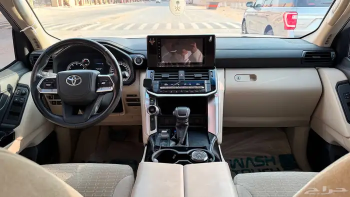 لاندكروزر 2022 نص فل 12