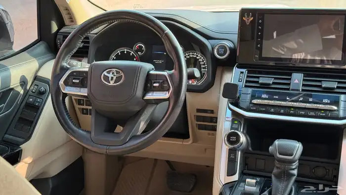 لاندكروزر 2022 نص فل 13