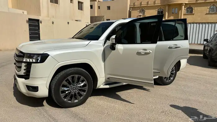 لاندكروزر GXR4  2022 أبيض لؤلؤي جلد 3
