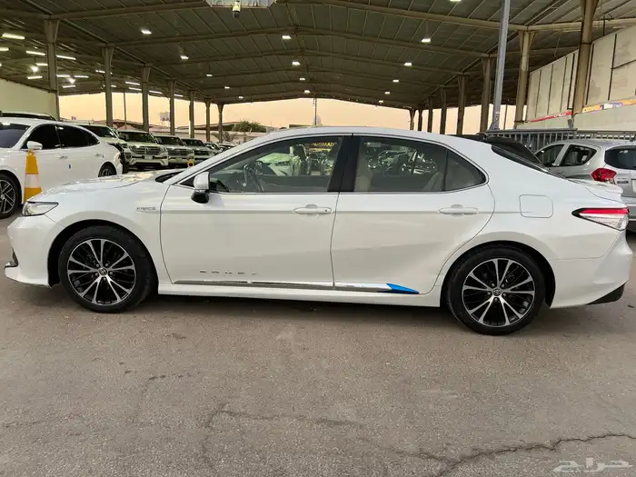 تويوتا كامري GLE هايبرد 4