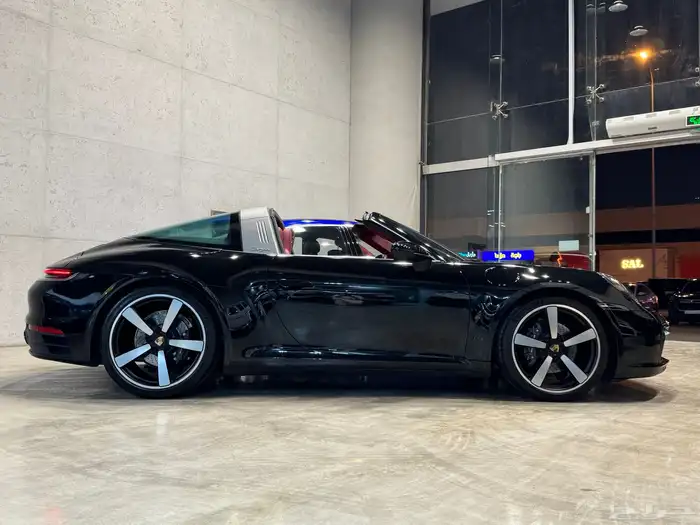 بورش Carrera Targa 4 موديل 2023م (وارد ساماكو) 7