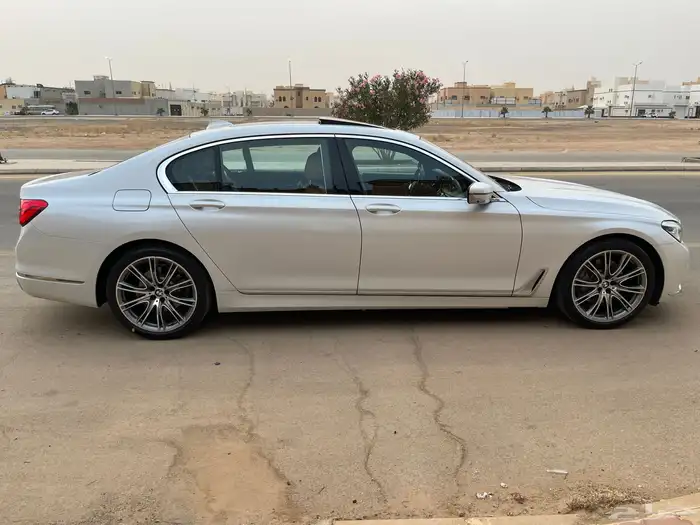 بي ام دبليو 730 2019 مخزن 13