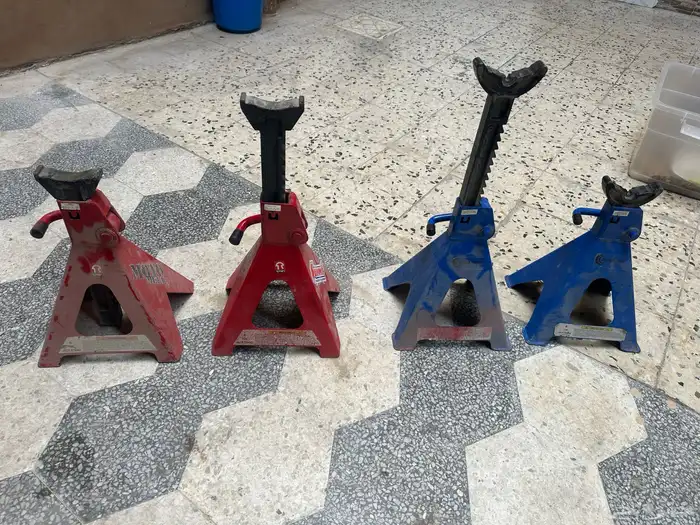 للبيع مزلاجة ورشة و جكات 1