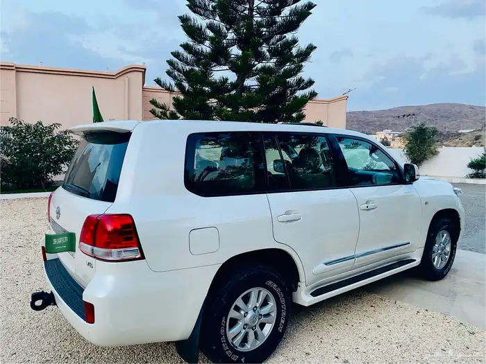 جيب مخزن شبه الجديد فل كامل. 6. مديل2010 العداد143 8