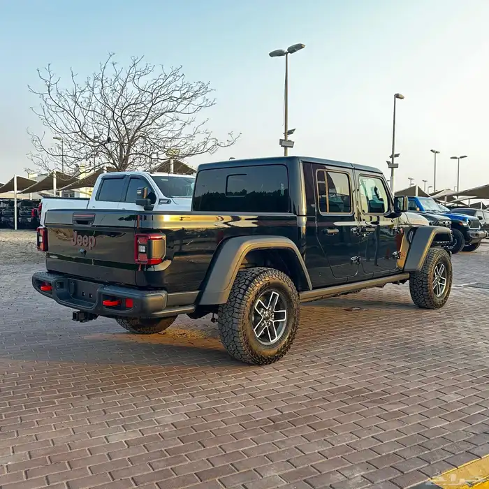 جلاديتر جيب 2025 اسود موهافي 3