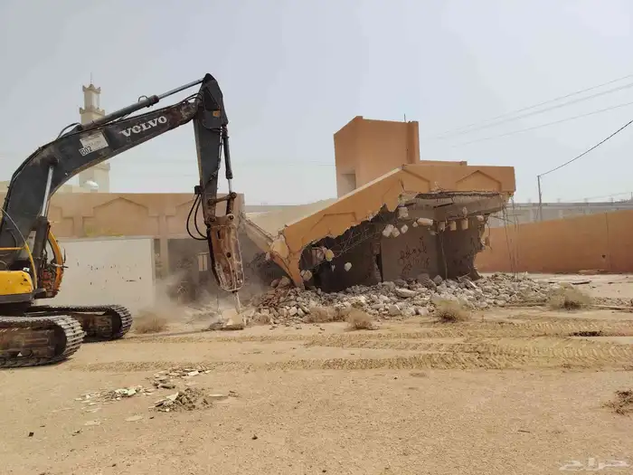 يوجد بوكلين وشيول لجميع انواع الحفر وهدم المباني بسكراب 0