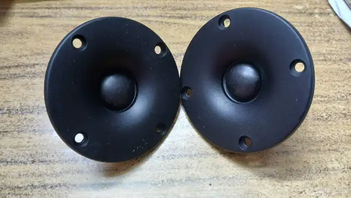 A pair of highfrequency speakers high and not low frequency 1