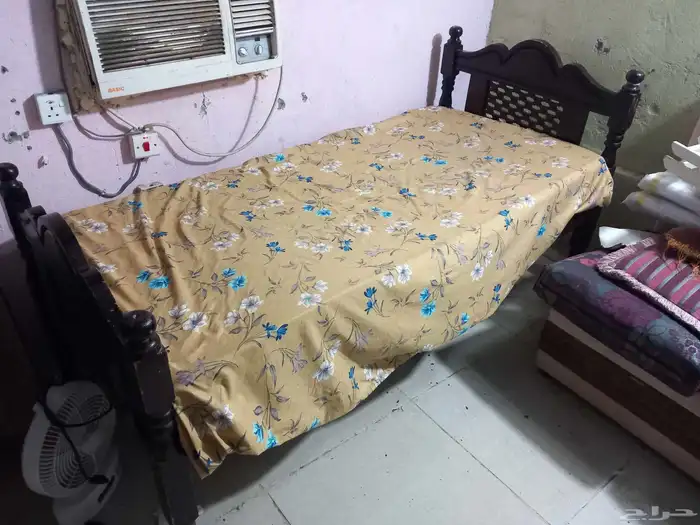 2 جوز سراير خشب فرن  3 طرابيز خشب طربيزه بلاستيك عده كشكول 0