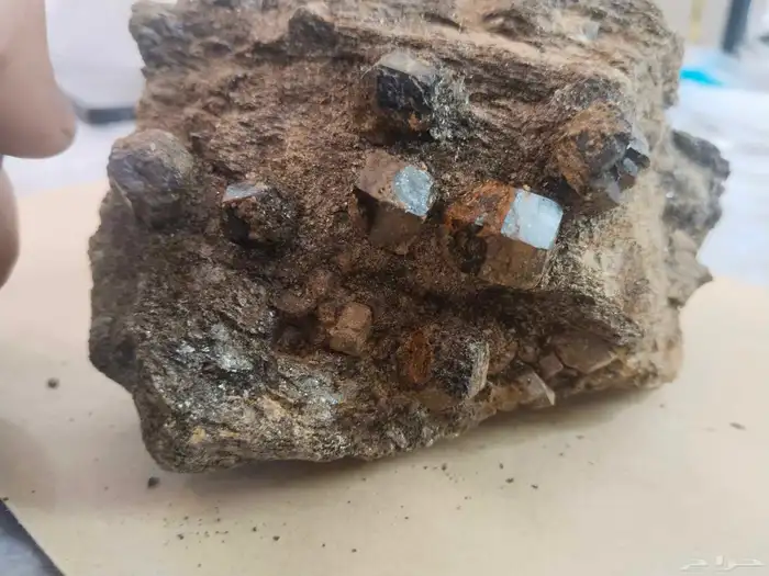 قارنت خام مع الحاضن تحفة ربانية من الاحجار الكريمة 0