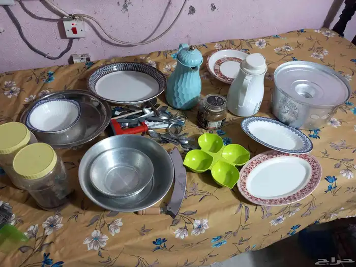 2 جوز سراير خشب فرن  3 طرابيز خشب طربيزه بلاستيك عده كشكول 2