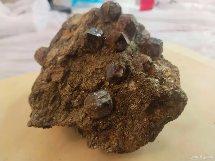 قارنت خام مع الحاضن تحفة ربانية من الاحجار الكريمة 3