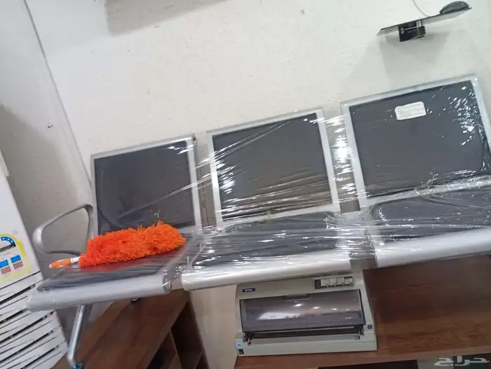 كرسي دوار جلد مكتبي و كرسي انتظار ثلاثي حديد و مكتب 10