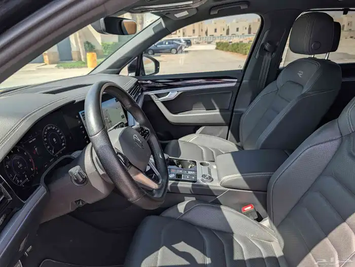 جيب طوارق أسود R-line 2022 Touareg SUV ضمان ساري 13