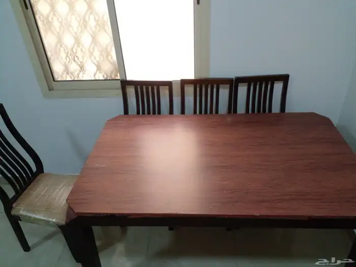 طاولة طعام و 4 كراسي ب 250 0