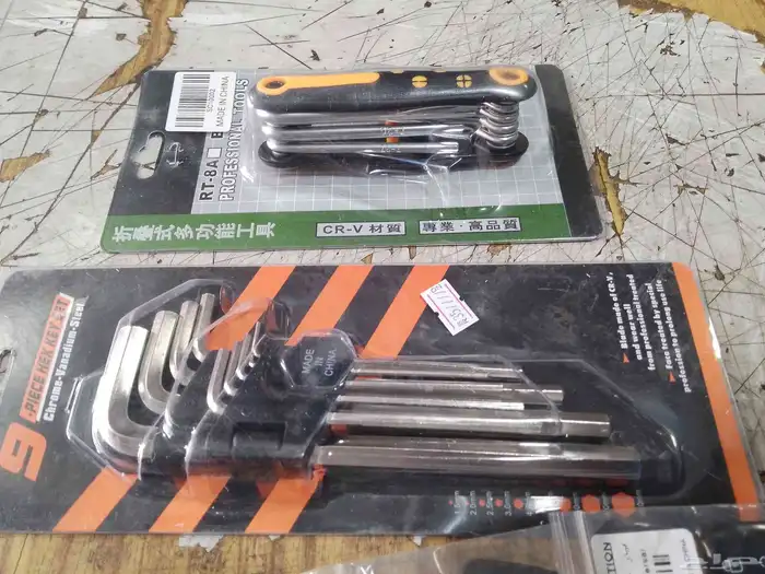 تنجيد وزينه وكهرباء وقطع غيار سيارات. 1