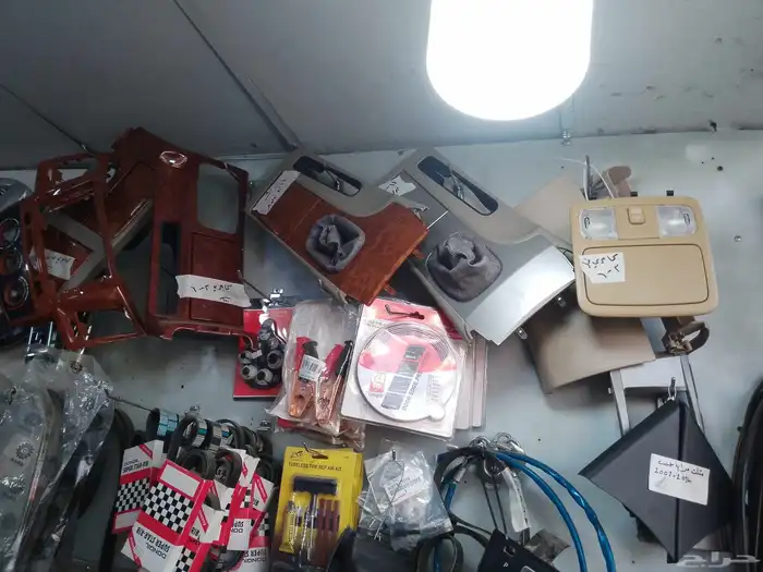 تنجيد وزينه وكهرباء وقطع غيار سيارات. 7